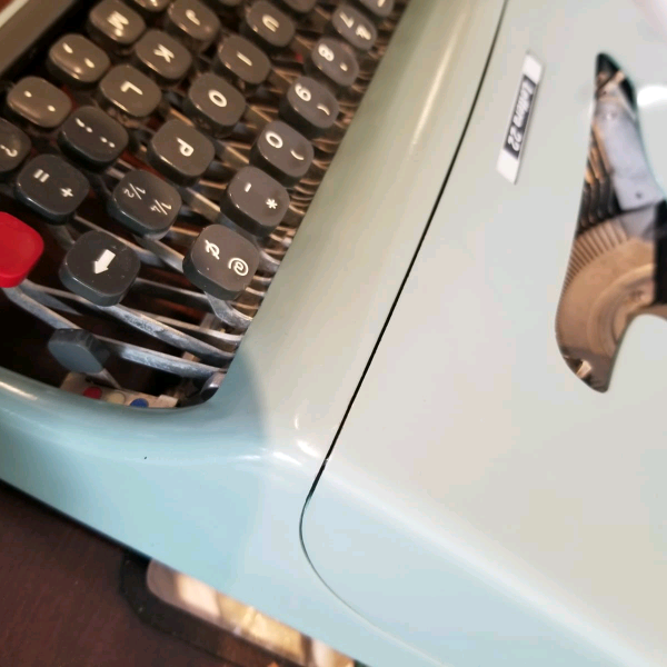 Olivetti Lettera 22 Vintage Typewritter - Image 4