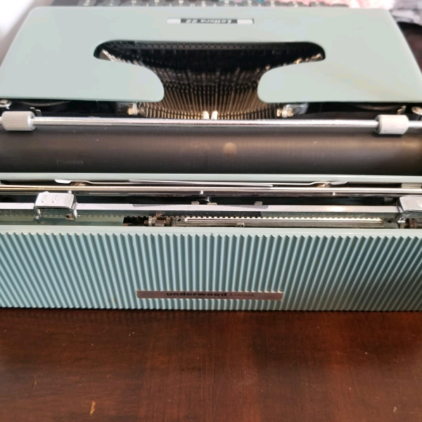 Olivetti Lettera 22 Vintage Typewritter - Image 5