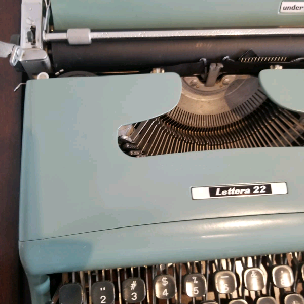 Olivetti Lettera 22 Vintage Typewritter - Image 6