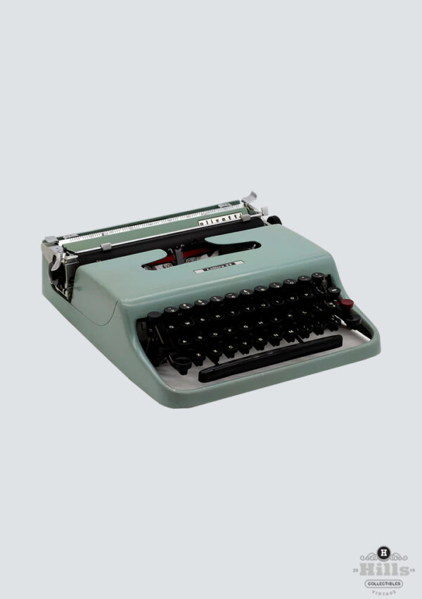 Olivetti Lettera 22 Vintage Typewritter